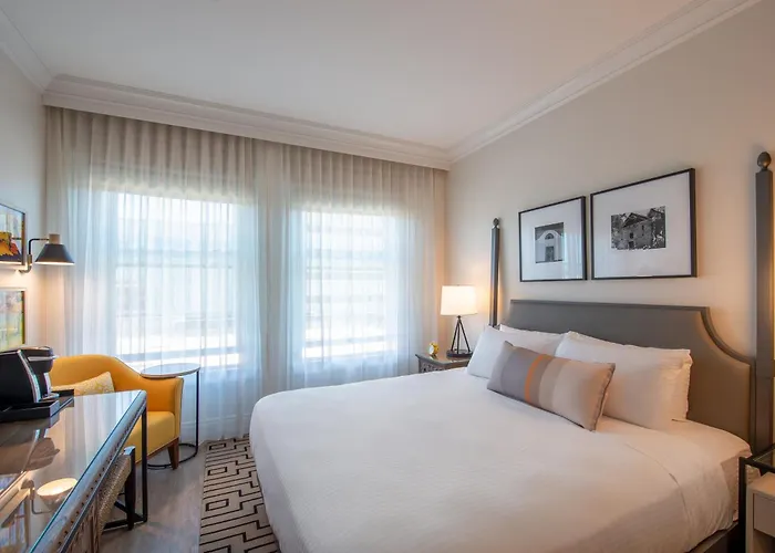 Hotel E